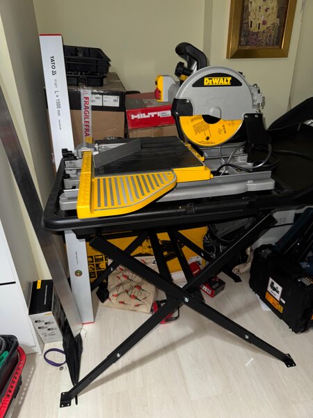 DeWalt Taietor de placi ceramice cu disc 250mm D24000 1600W