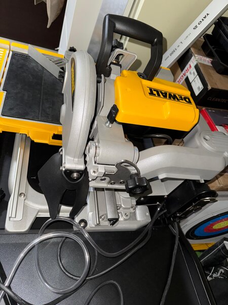 DeWalt Taietor de placi ceramice cu disc 250mm D24000 1600W