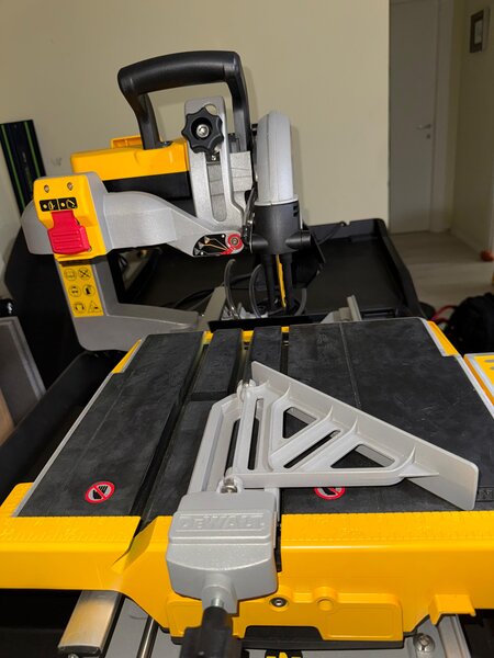 DeWalt Taietor de placi ceramice cu disc 250mm D24000 1600W
