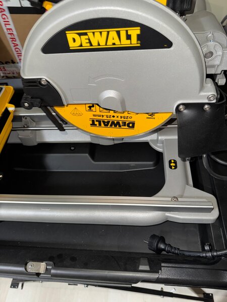 DeWalt Taietor de placi ceramice cu disc 250mm D24000 1600W